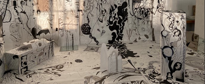 Rum med svartvit grafik.