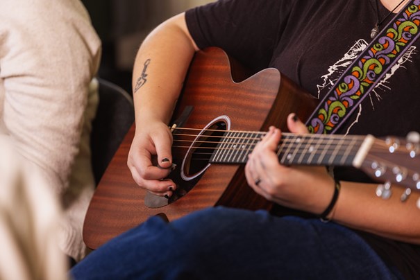 Närbild gitarrspelare.